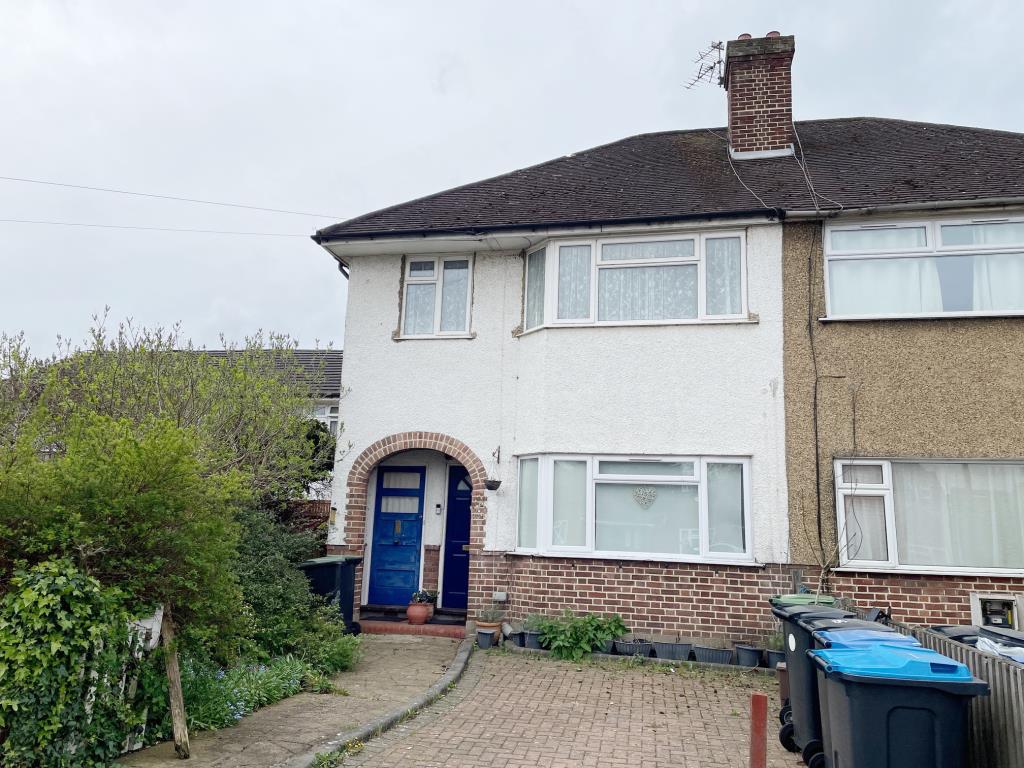 Lot: 94 - FIRST FLOOR MAISONETTE WITH GARDEN AND DERELICT GARAGE - Outside image of building from street level